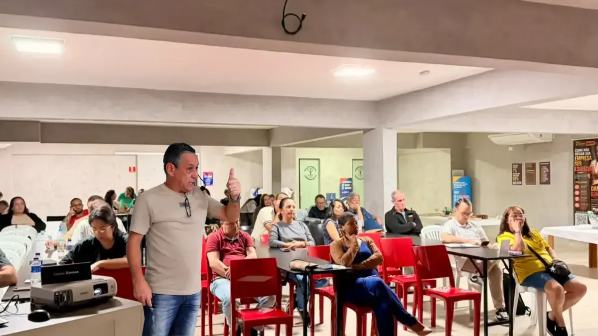 Dantas ensinando Marketing Digital durante uma palestra